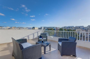 Centric and Modern Penthouse close to Amenities